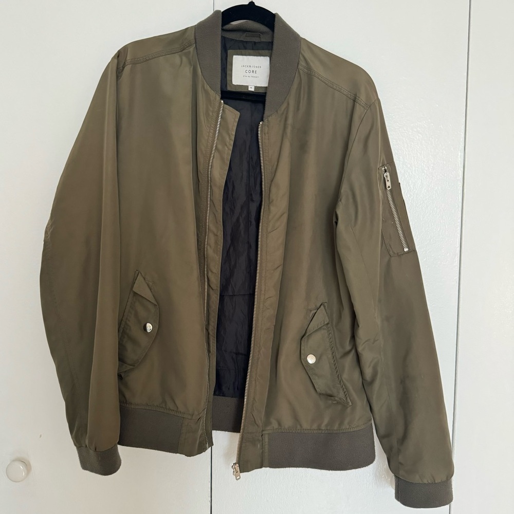 Jack & Jones Core Bomber Jacket with MA-1 Pocket LICHEN GREEN in Size Medium